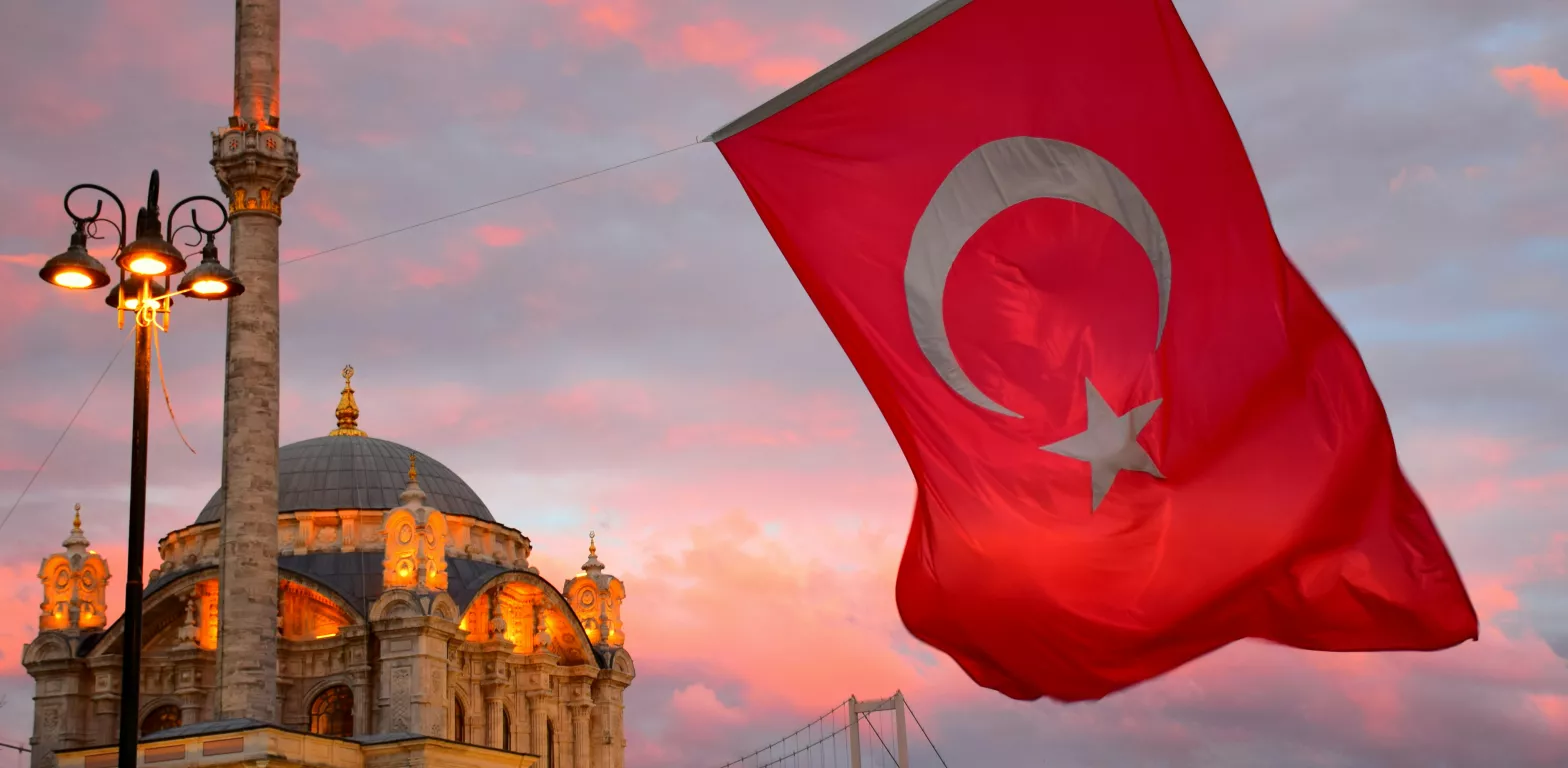 istanbul monumento e bandiera turca