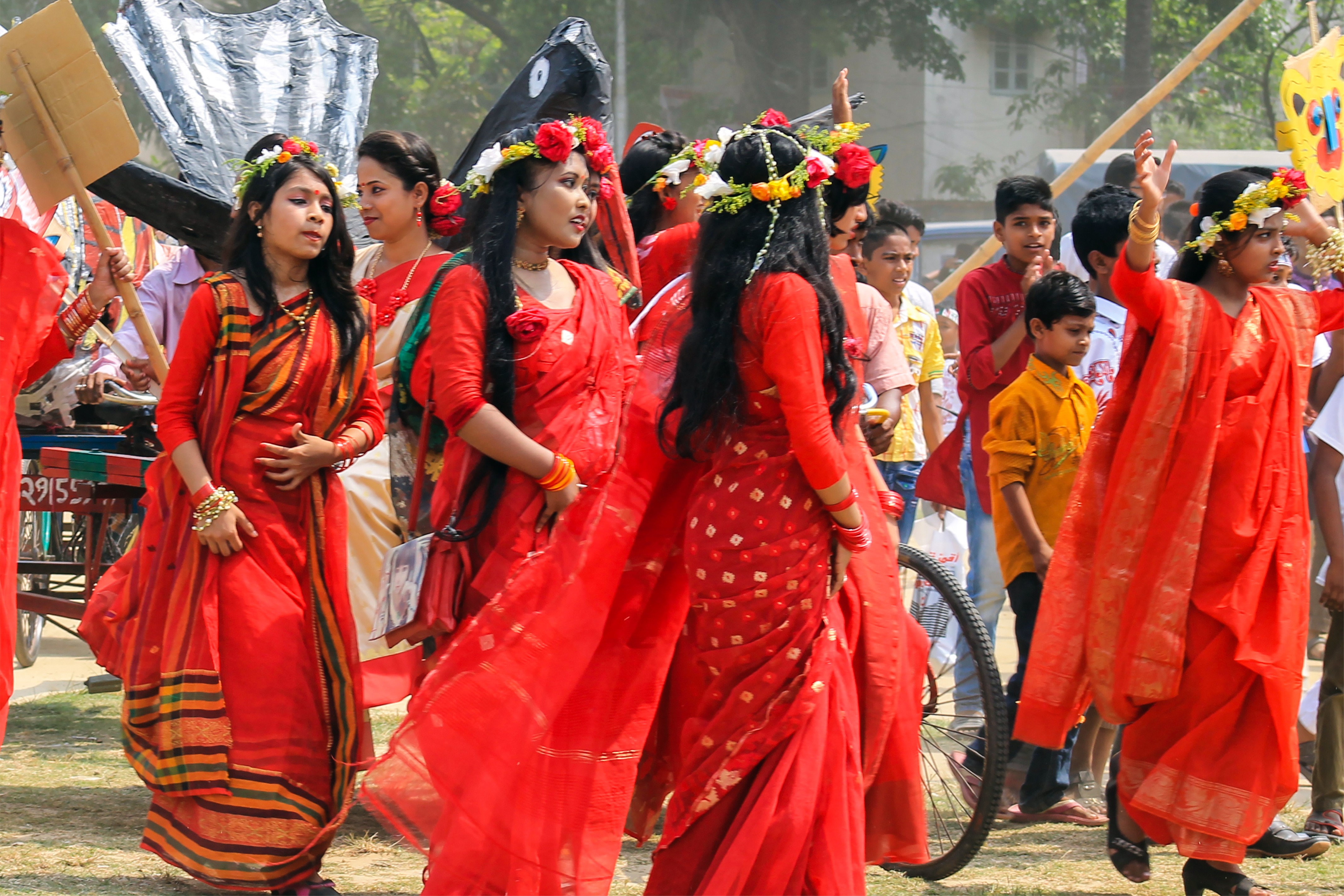 Bangladeshi_girls_wearing_traditional_sari_with_flower_crown_at_Pohela_Boishakh_celebration_2016_(01)
