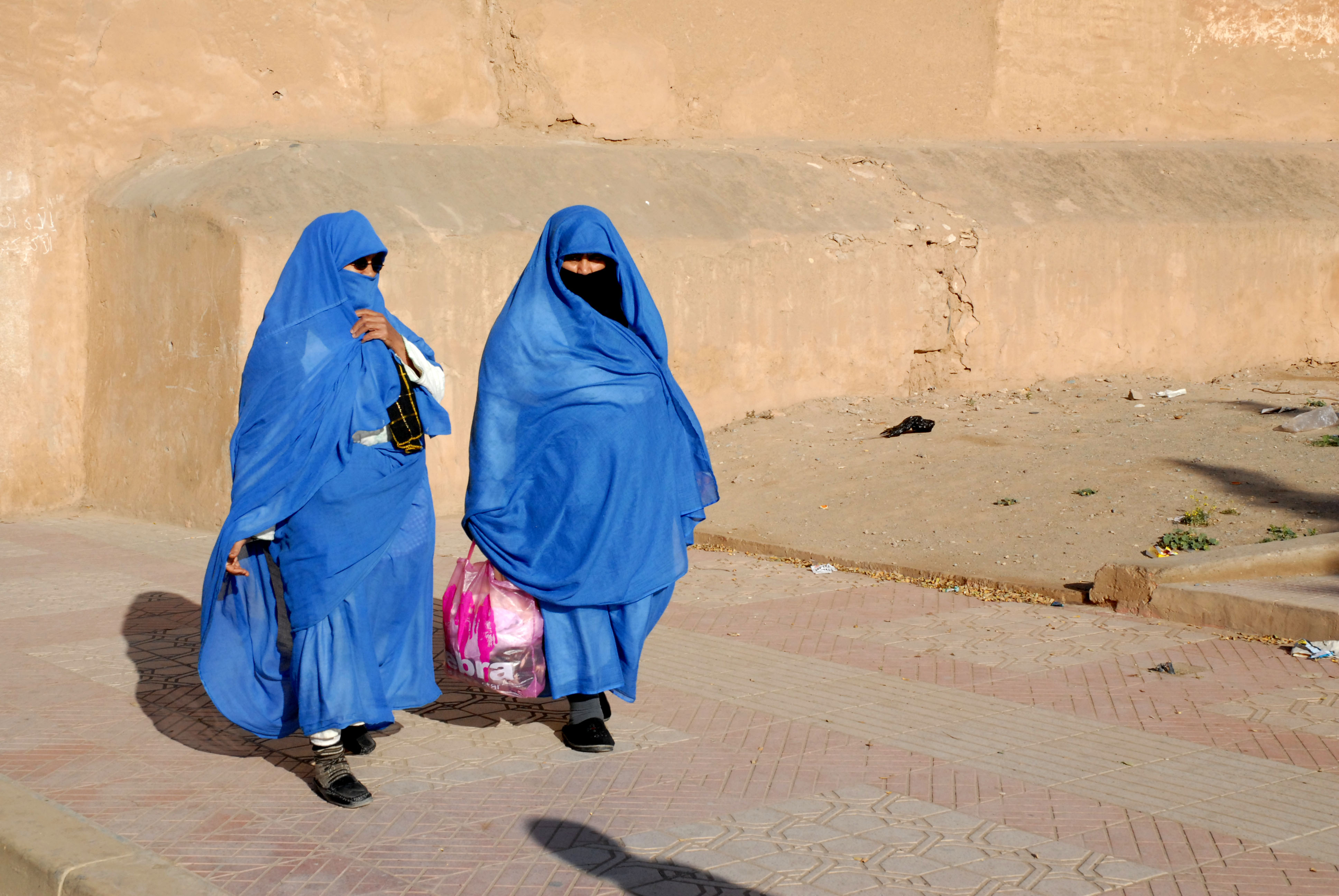 16. donne vicino alle mura di Taroudant