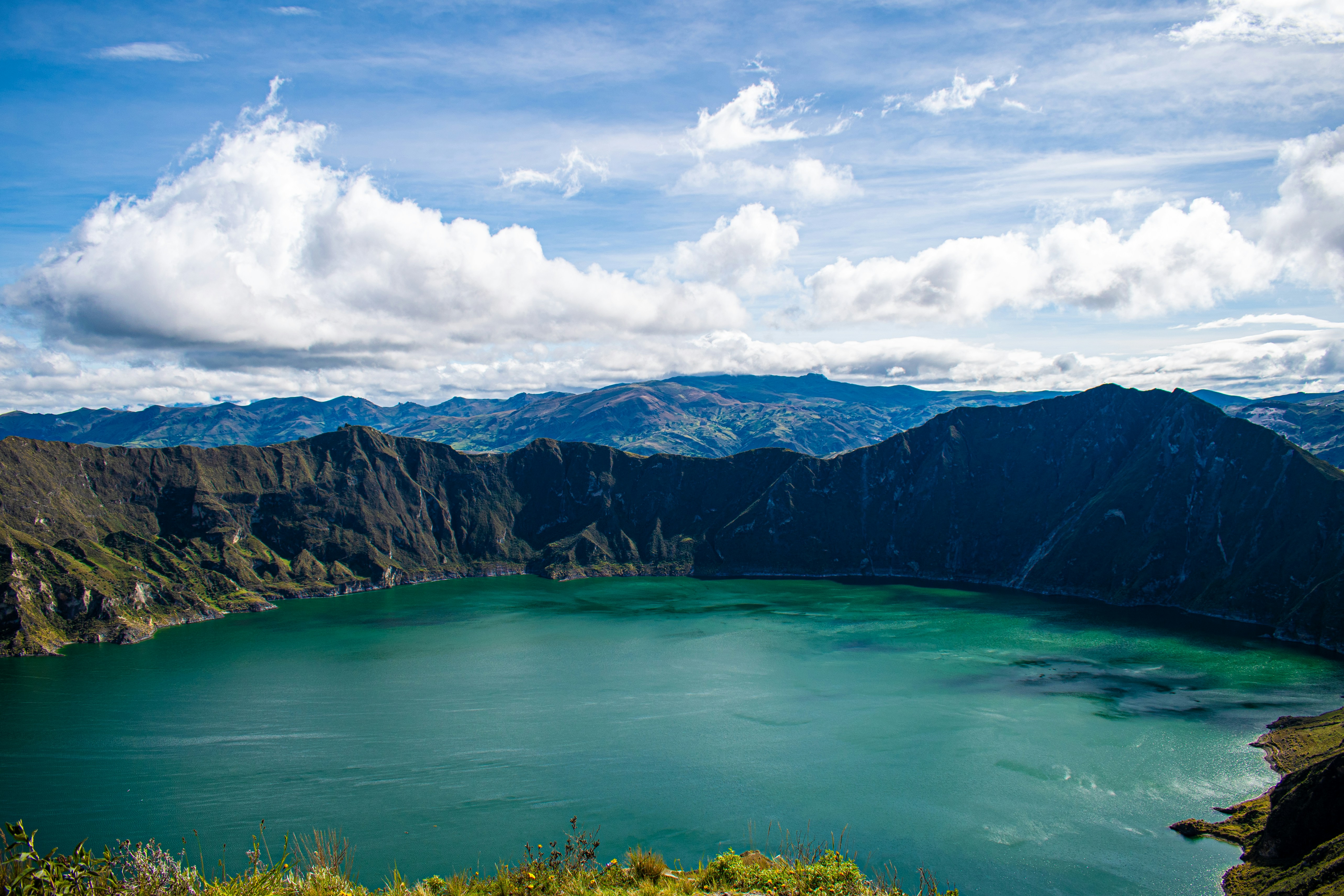 Laguna andina dalle acque turchesi in Ecuador