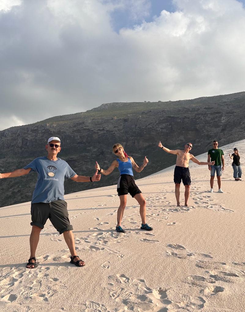 Viaggitribali con il gruppo di viaggiatori a Socotra nel dicembre 2023 Gruppo di viaggiatori sulle spiagge di Socotra