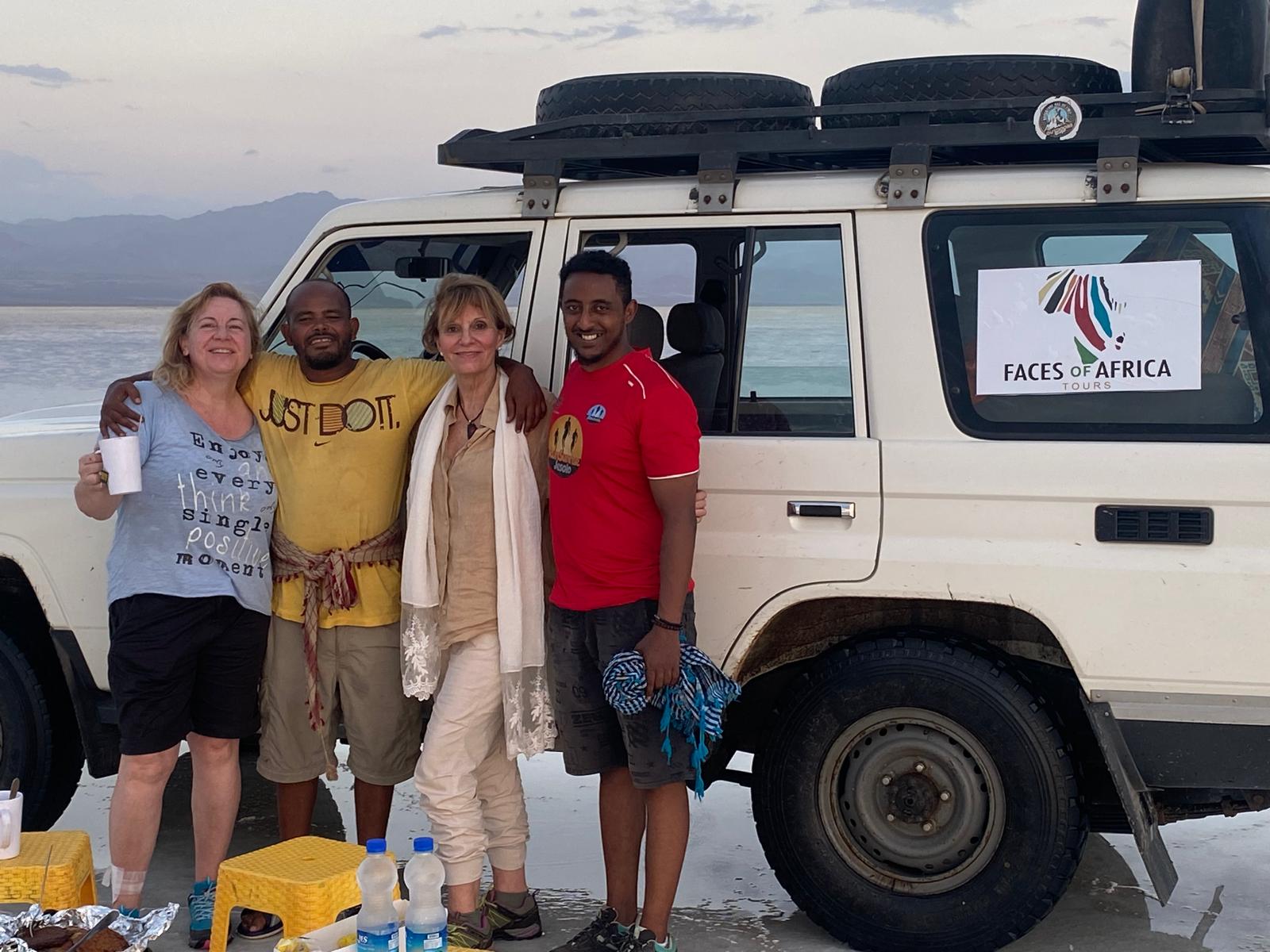 Due turiste italiane in posa con le guide locali durante un viaggio in Etiopia