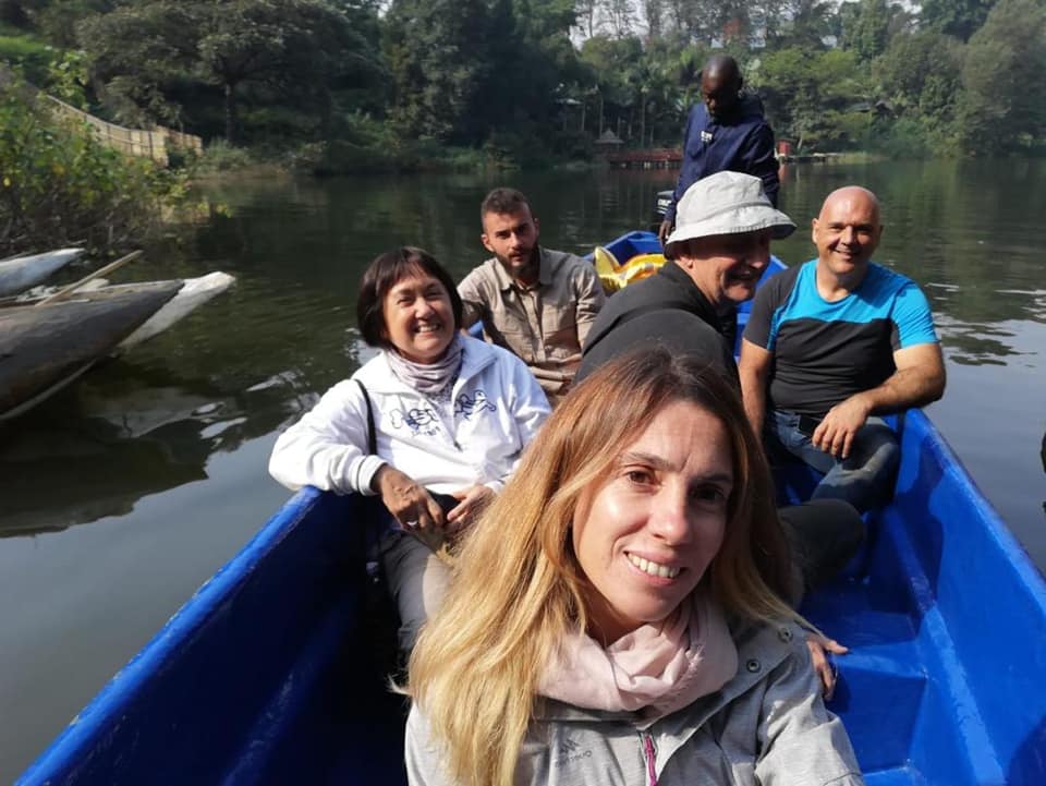 Selfie di guida con piccolo gruppo di turisti in barca