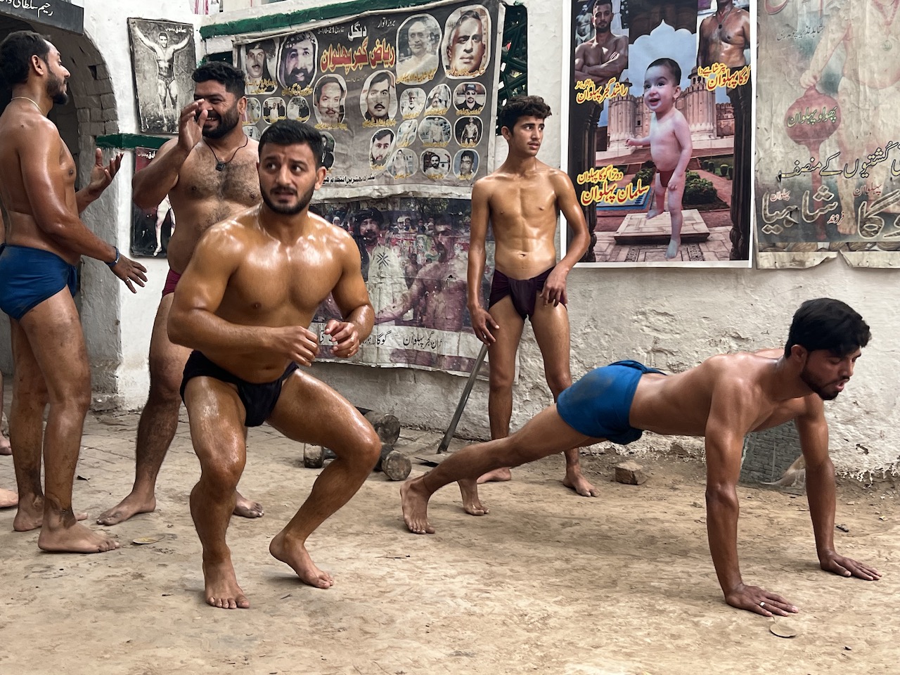 Lottatori kushti in Pakistan del Sud Lottatori kushti si allenano