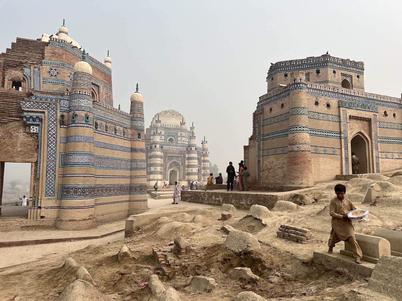 Mausoleo di Bibi Jawindi a Uch Sharif Il Mausoleo di Bibi Jawindi a struttura ottagonale e decorato con maioliche bianche e blu
