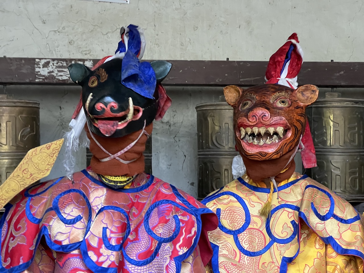 Maschere tradizionali e abiti sgargianti del Tiji Festival, celebrazione rituale nel cuore del Mustang che simboleggia la vittoria del bene sul male