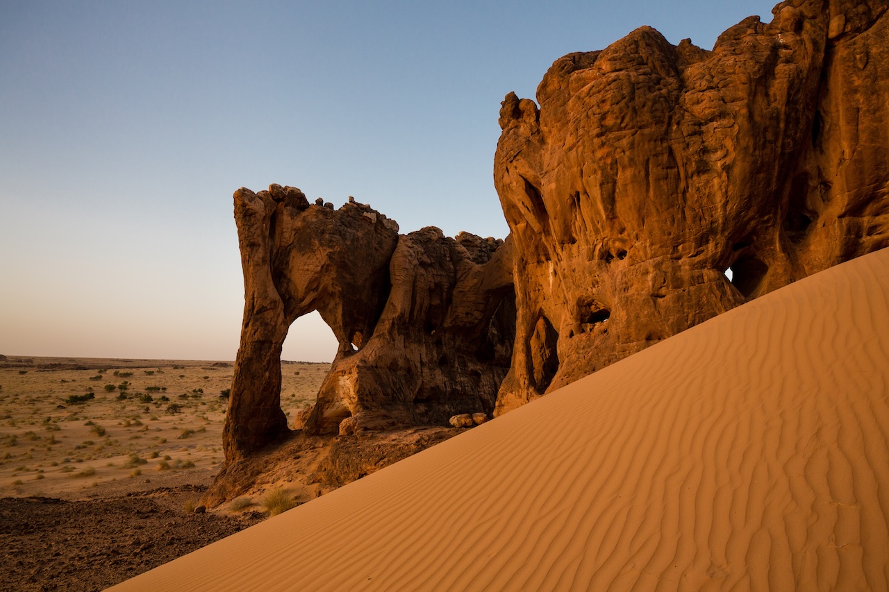 Imponente formazione rocciosa a forma di elefante in Mauritania, con sabbia.
