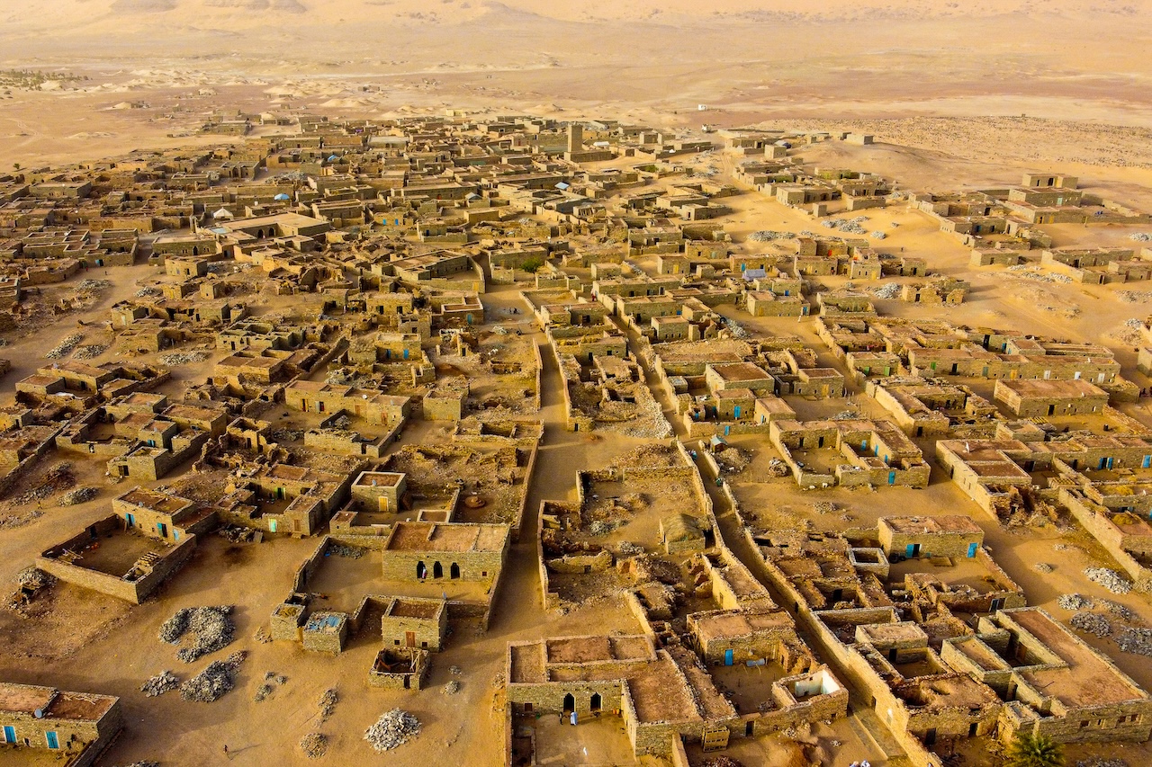 Vista aerea di Tichit, un villaggio di case di fango e pietra che si fonde con il paesaggio desertico