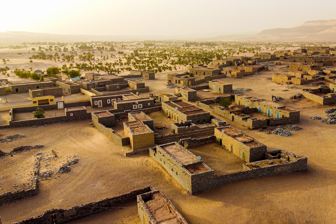 Vista di Tichitt, un villaggio di case di fango e pietra che si fonde con il paesaggio desertico