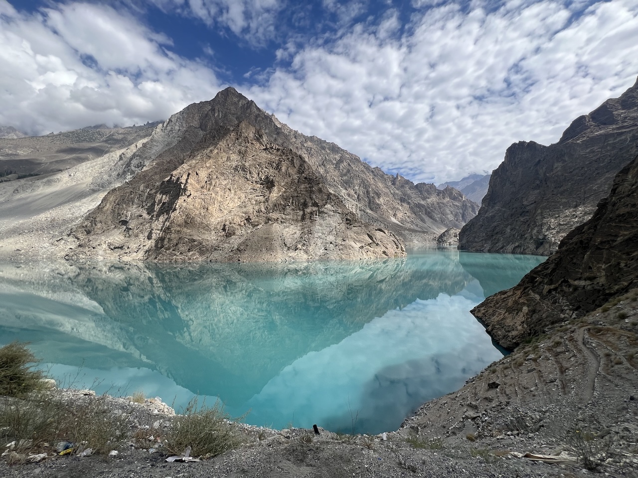 Veduta panoramica del Lago Attabad, lago glaciale con acqua turchese, incastonato tra ripide montagne rocciose