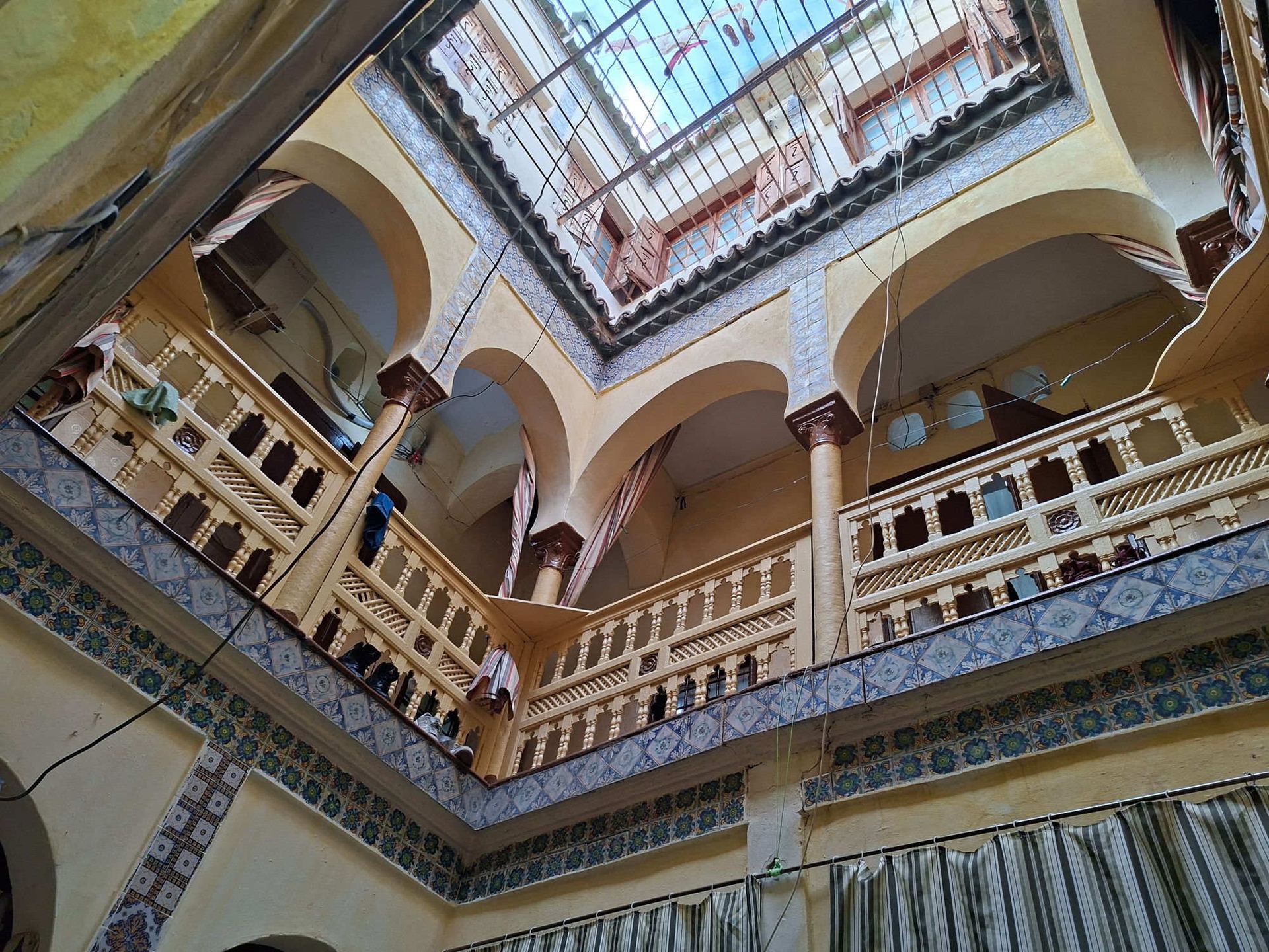 Cortile interno con balconate e piastrelle decorate di una casa tradizionale della Medina di Algeri