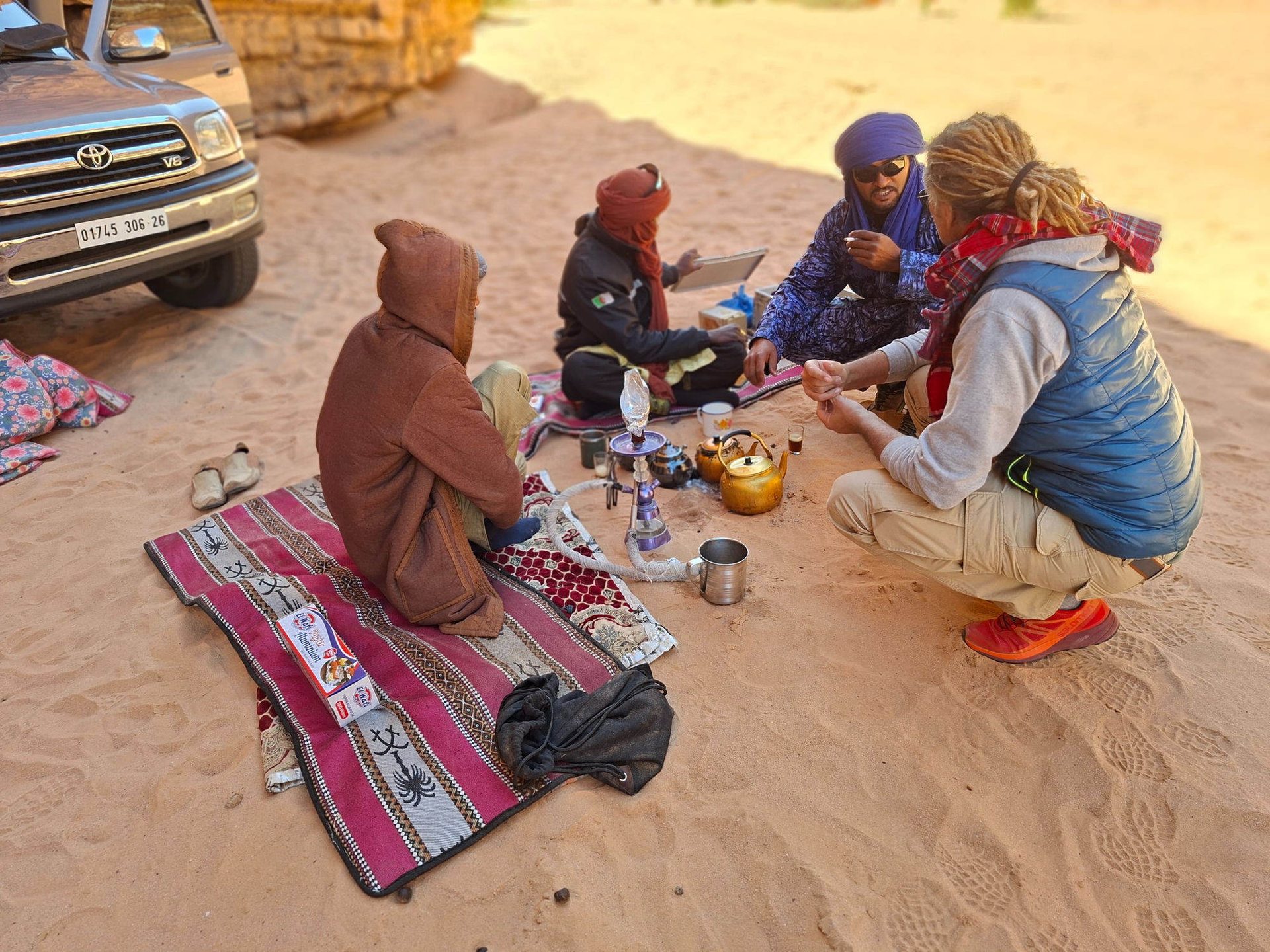 Il rito del tè al campo Viaggitribali durante il tour nel deserto dell'Algeria