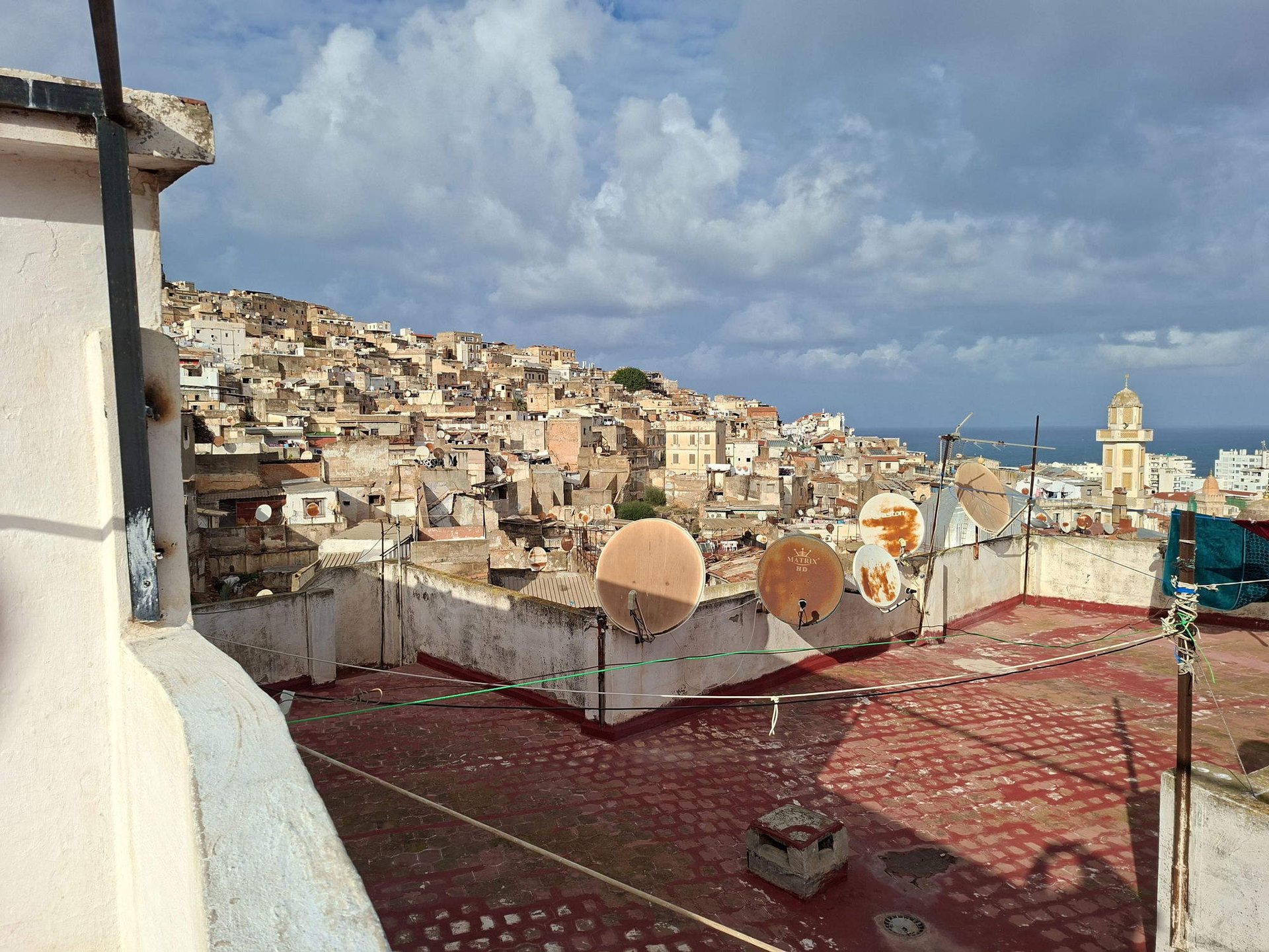 Terrazza sui tetti della Casbah di Algeri con vista sulle case bianche digradanti verso il mare