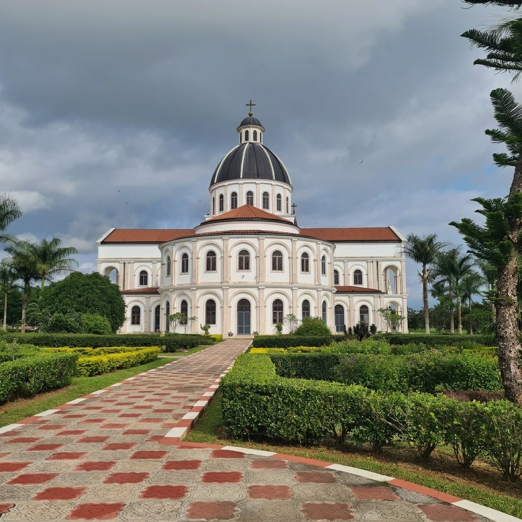 Basilica di Mongomo con cupola scura e viale lastricato circondato da siepi e palme