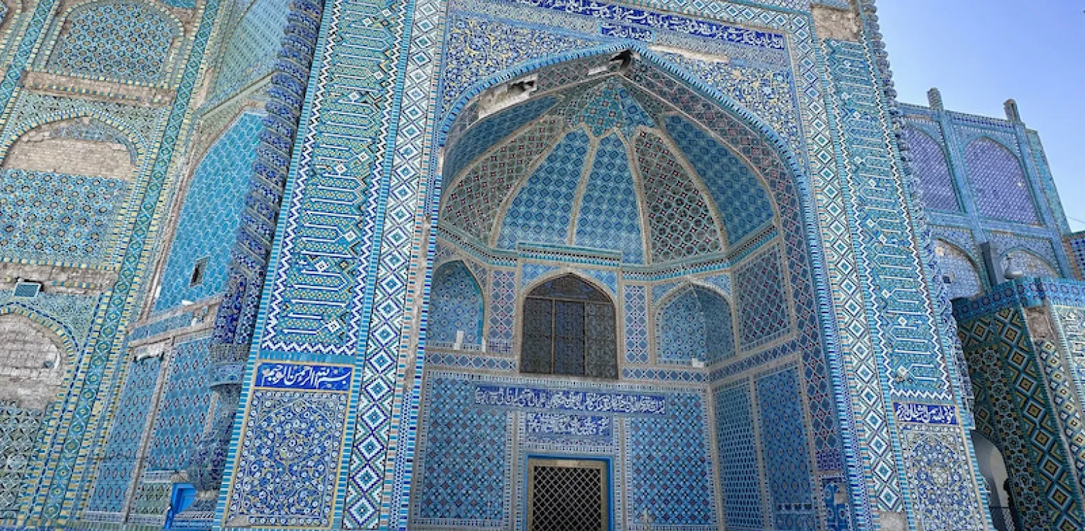 Vista frontale della Moschea Blu in Afghanistan