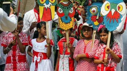 Bangladeshi_children_with_Pohela_Boishakh_placard_at_Pohela_Boishakh_celebration_(02)