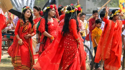 Bangladeshi_girls_wearing_traditional_sari_with_flower_crown_at_Pohela_Boishakh_celebration_2016_(01)