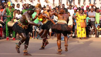 COPERTINA Carnevale-Bissau-Transafrica-maschere-scaled