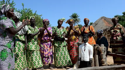 klatschende-frauen-in-traditioneller-kleidung-in-guinea-bissau