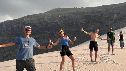 Gruppo di viaggiatori sulle spiagge di Socotra