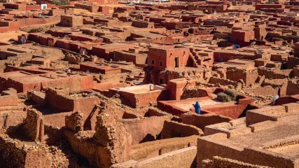 Vista aerea di Oualata, città storica della Mauritania, con edifici rossastri.