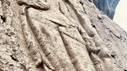 Statua del Buddha scolpita in altorilievo sulla parete rocciosa nei pressi di Gilgit, in Pakistan