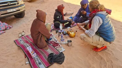 Il rito del tè al campo Viaggitribali durante il tour nel deserto dell'Algeria