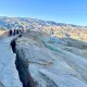 Profonda spaccatura nella roccia con sullo sfondo le vette afghane